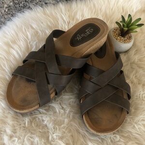 euroGlison Brown Woven VEGAN Slides 1.5” Heel EUC